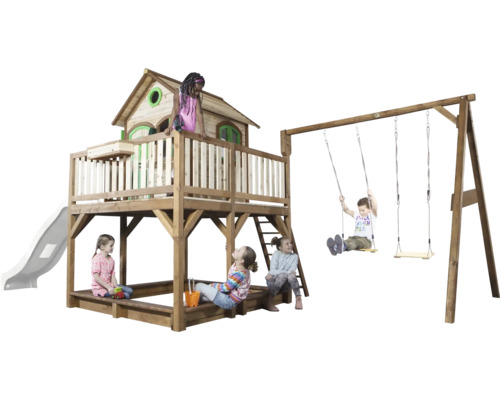 Maison de jeu en bois avec toboggan, balançoire et bac à sable pour enfants dans le jardin