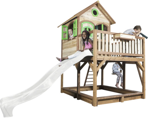 Maisonnette en bois avec toboggan, échelle, bac à sable et enfants