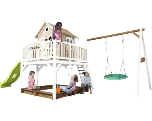 Aire de jeux avec toboggan, balançoire et bac à sable pour enfants dans le jardin