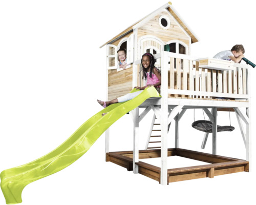 Maison de jeux en bois avec toboggan, bac à sable, balançoire et enfants