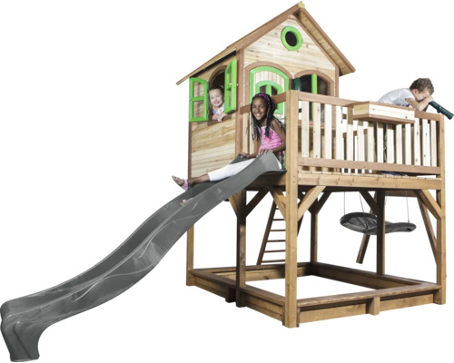 Maisonnette en bois avec toboggan, bac à sable et enfants