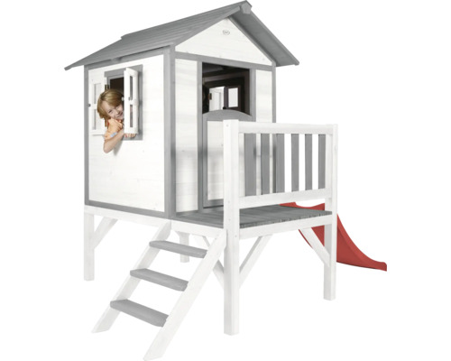 Spielhaus aus Holz mit Rutsche und Treppe im Garten