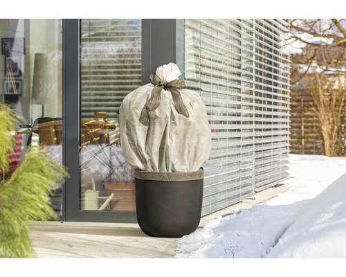 Pot de fleurs avec housse de protection hivernale à l''extérieur