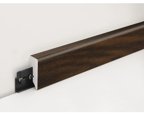 Sockelleiste aus Holz mit Befestigungsclip an einer Wand