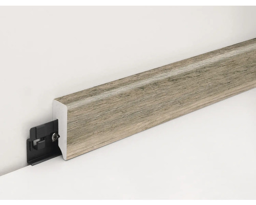 Plinthe avec clip de fixation installée sur un mur