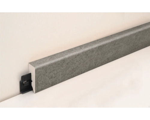 Plinthe en plastique avec clip de fixation pour montage mural