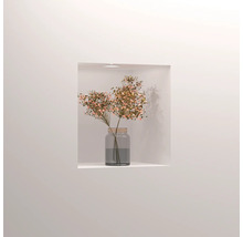 Vase mit Schleierkraut in einer Wandnische