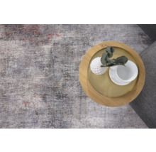 Tapis au motif abstrait et table d''appoint avec décoration.