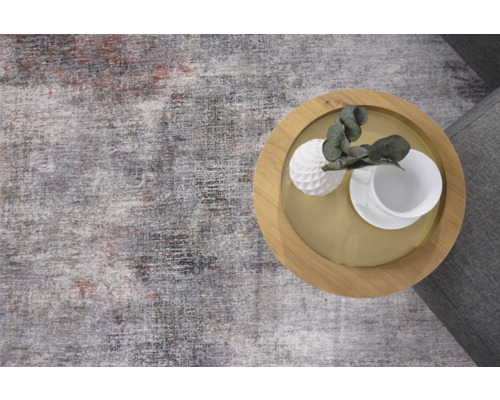 Tapis au motif abstrait et table d''appoint avec décoration.