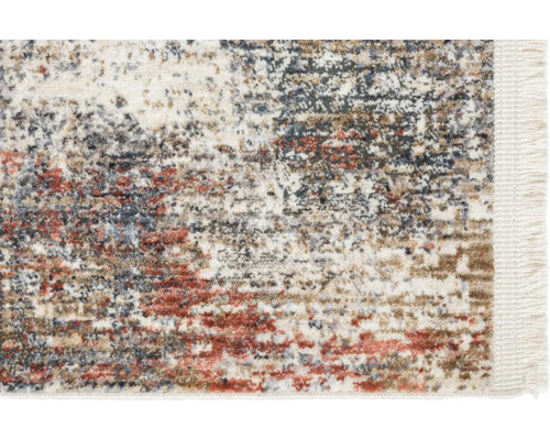 Detailansicht eines gemusterten Teppichs mit Fransen