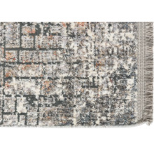 Detailansicht eines gemusterten Teppichs mit Fransen