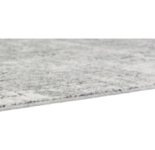 Detailansicht eines hellen Teppichs mit abstraktem Muster