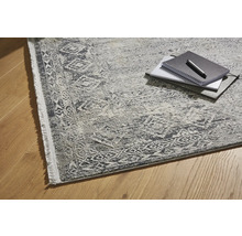 Teppich mit gemustertem Design und Notizblöcken auf Holzboden
