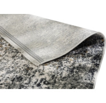 Vue détaillée d''un tapis à motifs avec une texture tissée et des franges