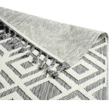 Teppich mit geometrischem Muster und Fransen