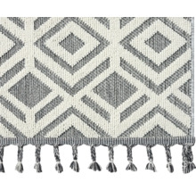 Teppich mit geometrischem Muster und Fransen