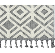 Tapis avec motif losanges graphiques et pompons décoratifs