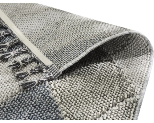 Gros plan d''un tapis tissé avec des franges