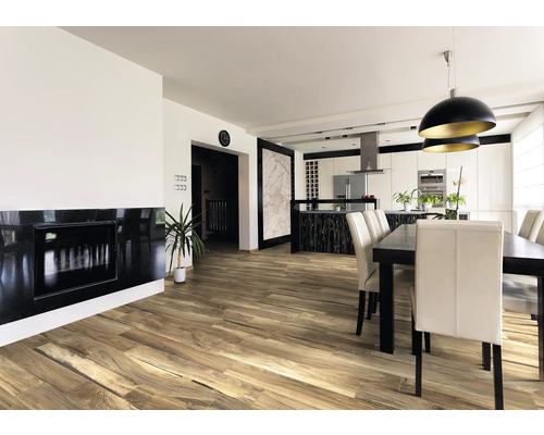 Espace de vie lumineux avec parquet, table à manger et coin cuisine