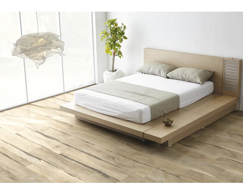 Lit avec cadre en bois, tête de lit et matelas dans la chambre