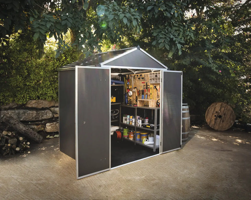 Gartenschuppen mit Regalen und Werkzeugen im Garten
