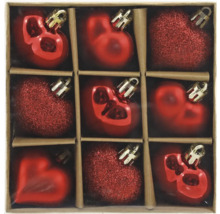 Neuf boules de Noël rouges en forme de cœur dans une boîte en carton