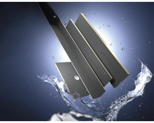 Plusieurs panneaux de douche Swisspor avec de l''eau