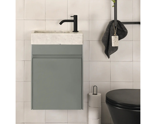 Badezimmer mit Waschbeckenunterschrank, Waschbecken und Toilette