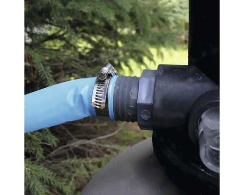 Tuyau bleu avec collier de serrage sur un connecteur en plastique noir