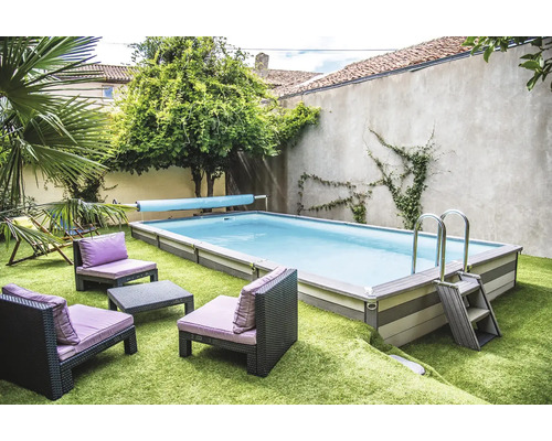 Swimmingpool mit Sitzgruppe im Garten