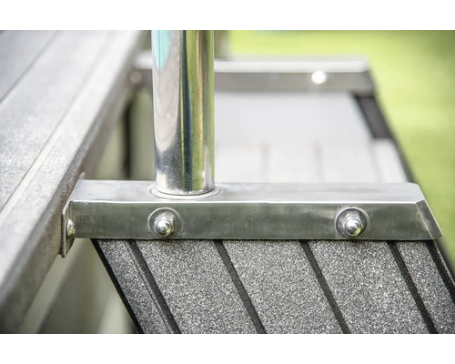 Detailansicht eines Geländers mit Metallpfosten und Schrauben