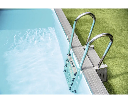 Aufnahme einer Poolleiter aus Metall, die in ein Schwimmbecken mit Wasser führt.