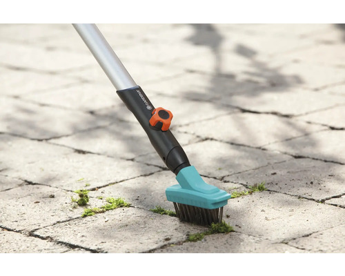 Fugenbürste zur Reinigung von Pflastersteinen mit Gardena Logo