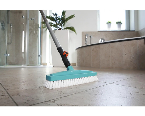Badezimmer mit Reinigungsbürste zur Bodenreinigung