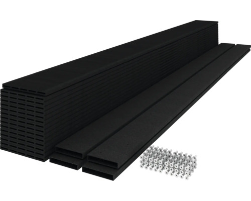 Stapel schwarzer Terrassendielen mit Schrauben