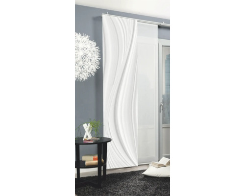 Dekoratives Schiebegardinenpaneel mit abstraktem Muster vor Fenstertür in hellem Raum