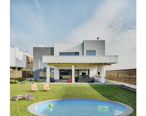 Moderner Garten mit Pool, Liegestühlen und Haus