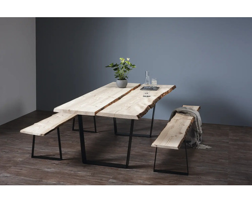 Esstisch mit zwei Bänken aus Massivholz und schwarzem Metallgestell im Esszimmer.