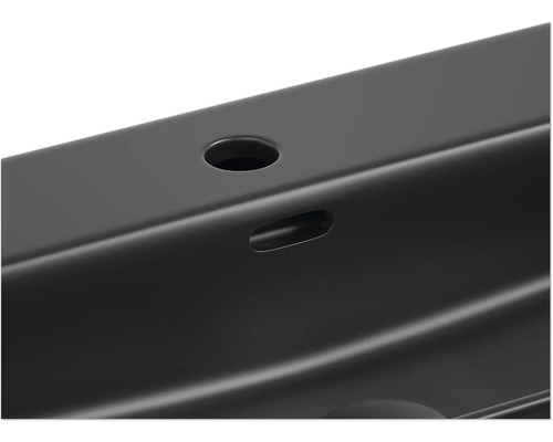 Detailansicht eines Waschtischs mit Hahnloch und Überlauf