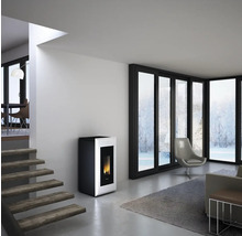 Intérieur avec poêle à granulés, escalier et baie vitrée donnant sur un paysage hivernal