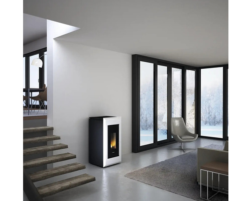 Intérieur avec poêle à granulés, escalier et baie vitrée donnant sur un paysage hivernal