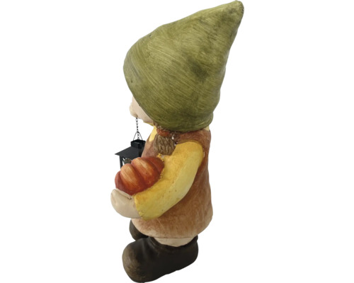 Nain de jardin avec lanterne et citrouille