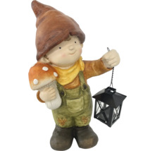 Gartenzwerg mit Pilz und Laterne als Gartendekoration