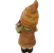 Rückansicht einer Gartenzwergfigur mit Mütze und Overall