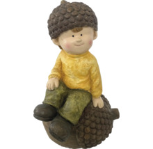 Dekorative Gartenfigur eines Jungen mit Eichelhut, sitzend auf einer Eichel.