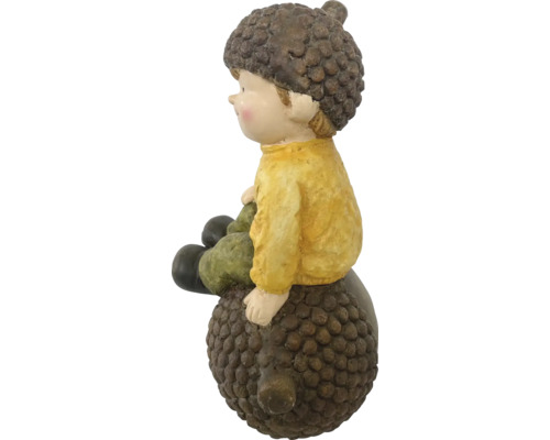 Figurine de jardin décorative d’un garçon portant un chapeau de gland assis sur un gland