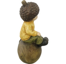 Dekorative Eichel-Figur mit Junge, gefertigt aus Kunststein.