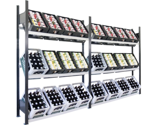 Étagère avec des caisses de boissons