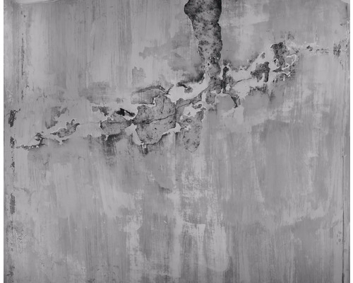 Mur endommagé avec peinture écaillée et fissures.