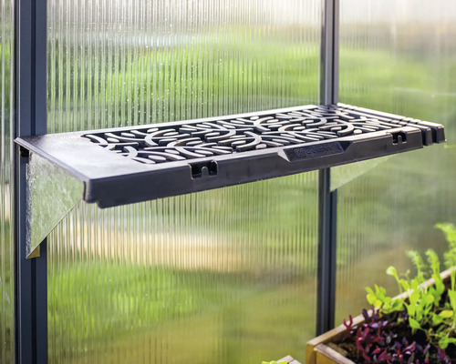 Étagère en plastique noire avec motif de feuilles dans une serre.